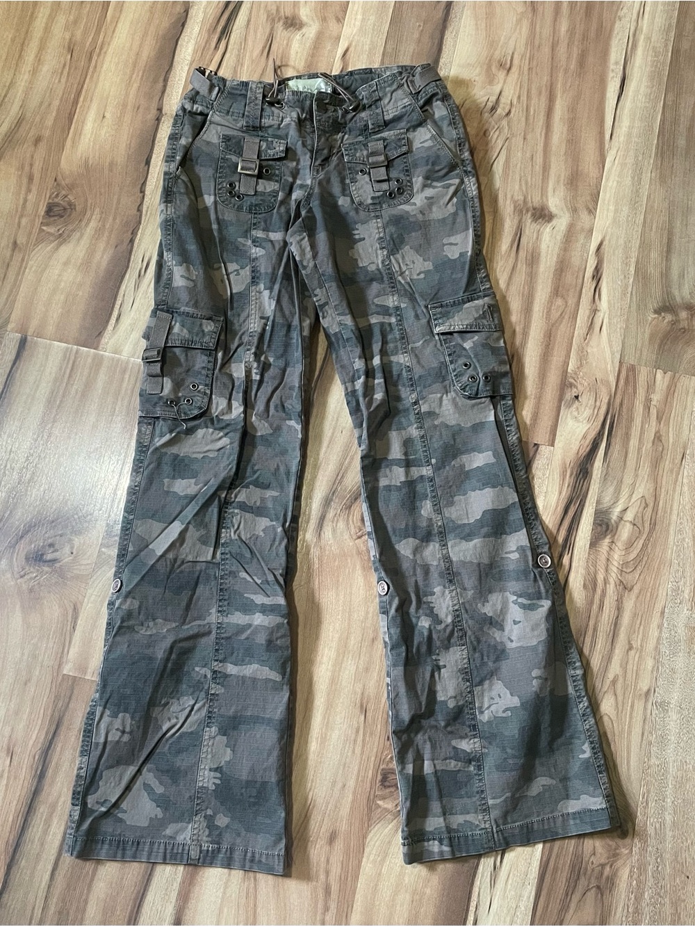 Y2K Nori Camo Cargo Pants Utility Flare Leg Low Waisted Grunge Utility Sz 1